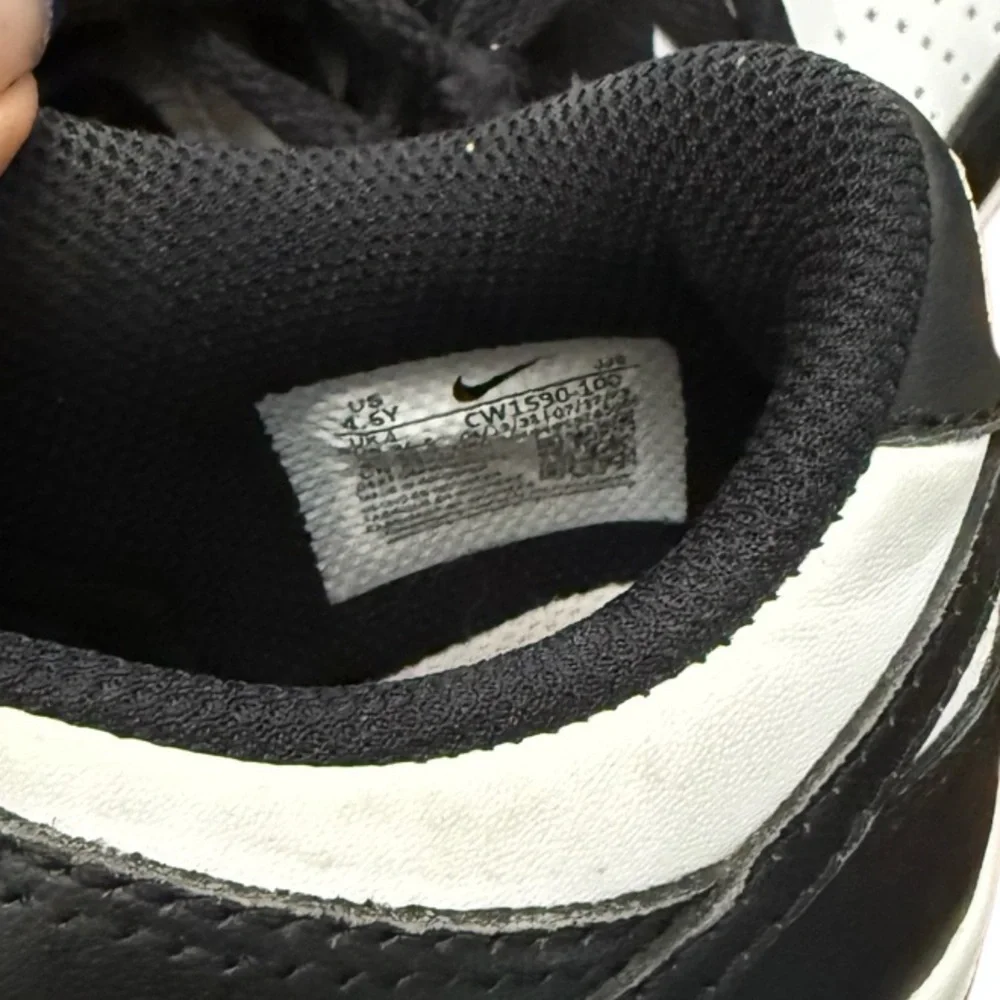 Nike Youth Panda Dunks Classic Black and White SneakersSize 4.5